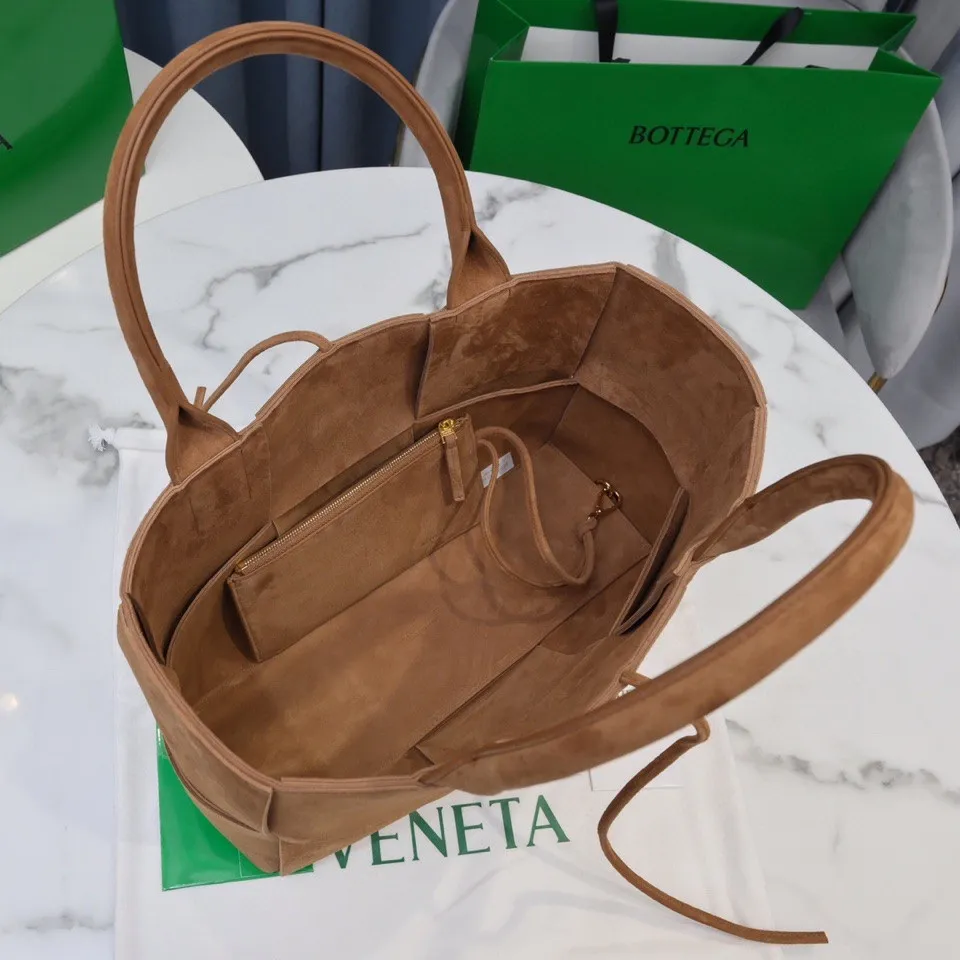 Batch 1960 BottegaVeneta# 🧷Early autumn SLIP tote handbag, the oversized woven design really makes it a huge gap from ordinary tote bags 🔗🔗The interior is matched with leather. ⛓Daniel Lee leads the brand gene to continue to evolve with fresh inspiration🧬🧬 Showing the balance between luxury and reality👉Wild green Size: 36*24*12【9892#】